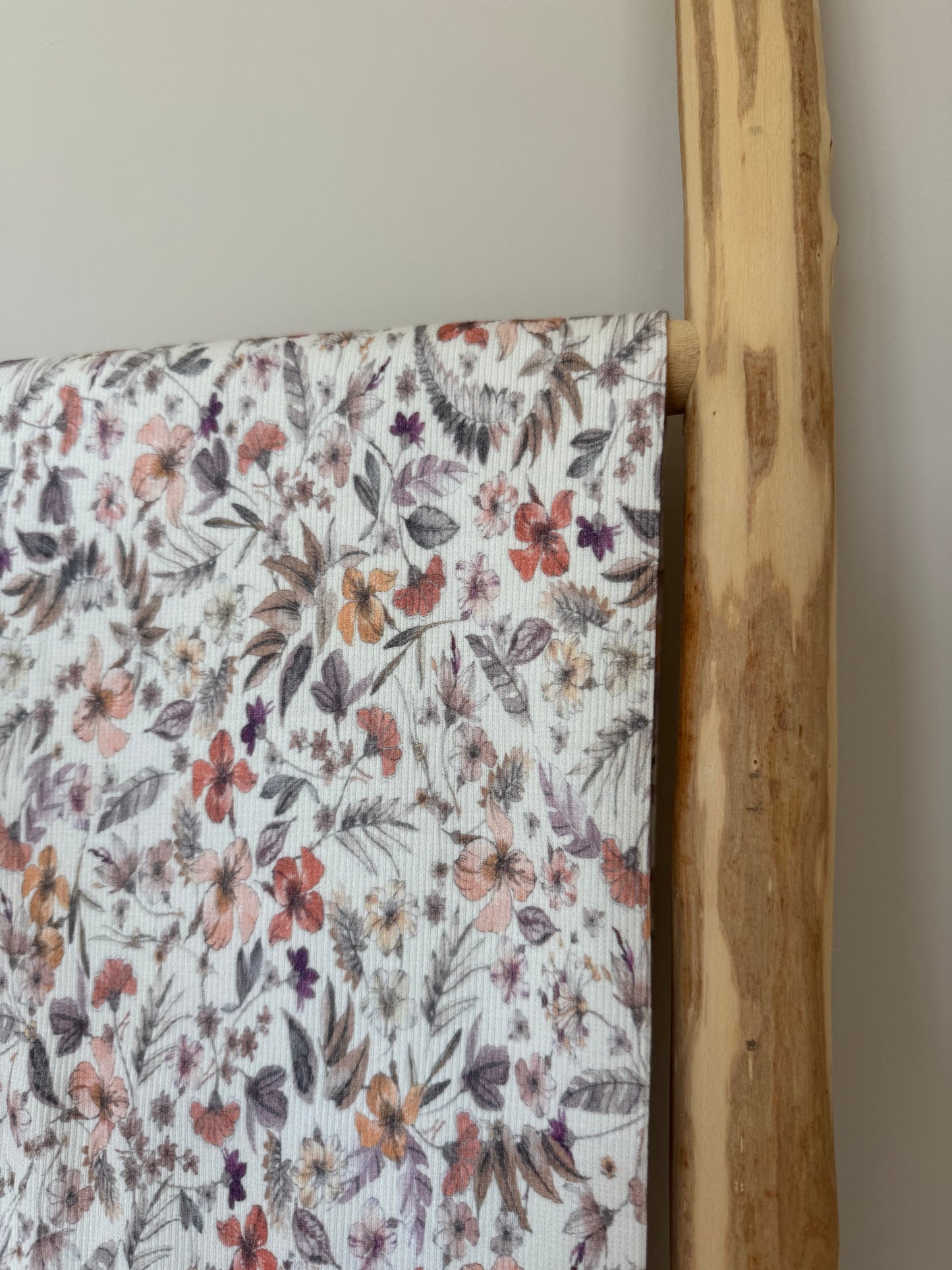 RIBTRICOT BLOEMEN GEBROKEN WIT