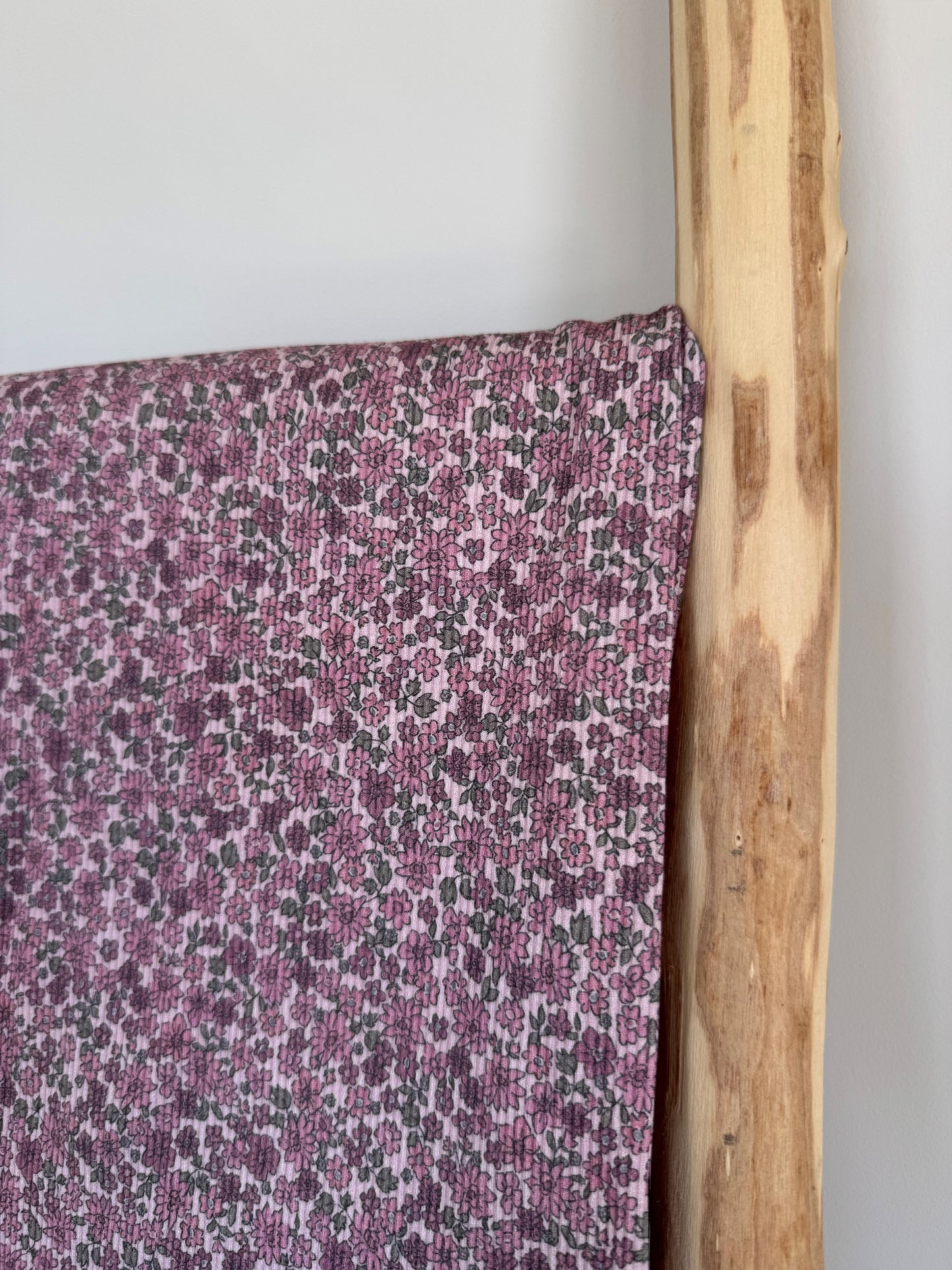 RIBTRICOT LIEVE KLEINE BLOEMEN FRAMBOOS