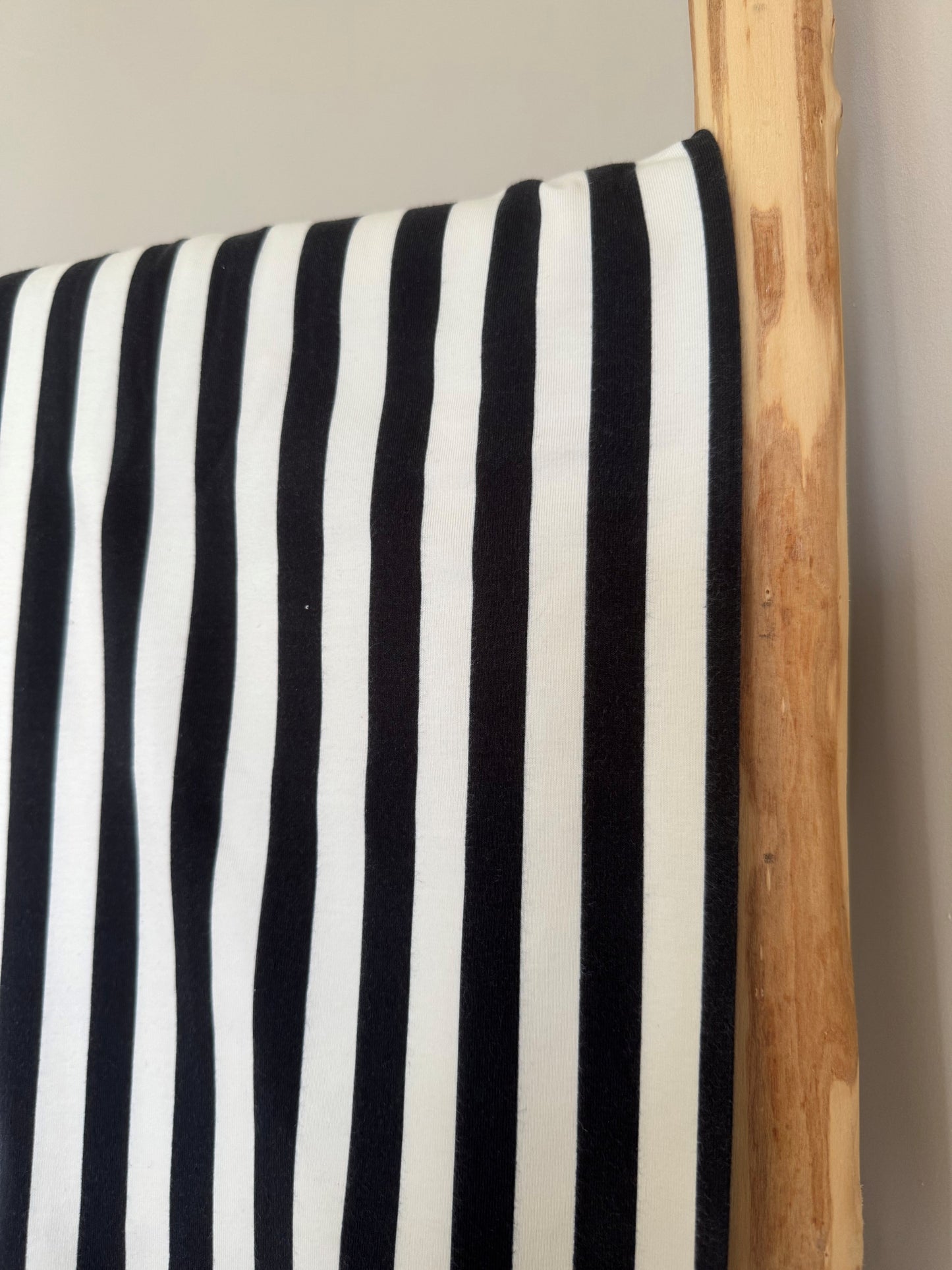 VERTICALE STREEP ZWART TRICOT