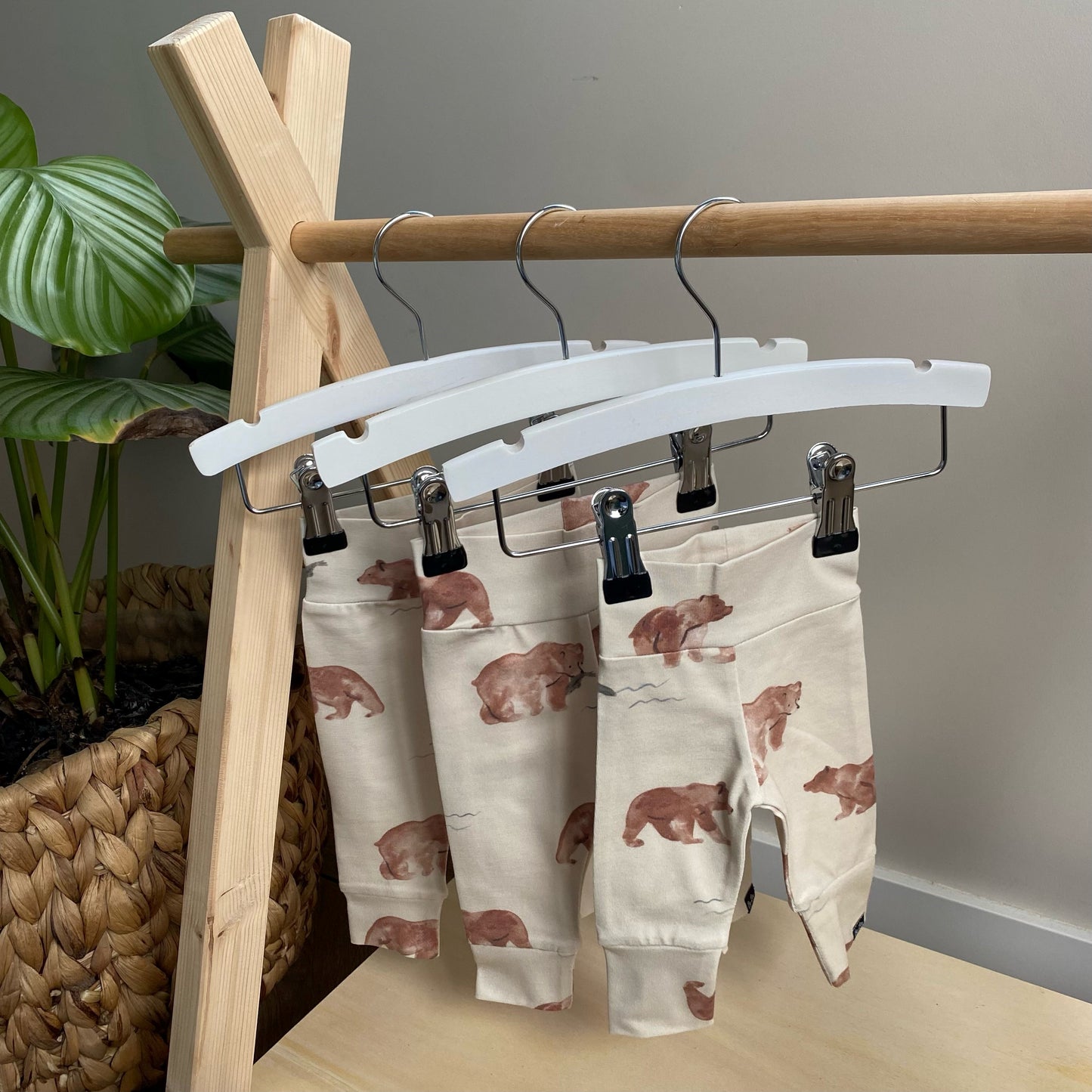 BROEKJE | Beer bij water