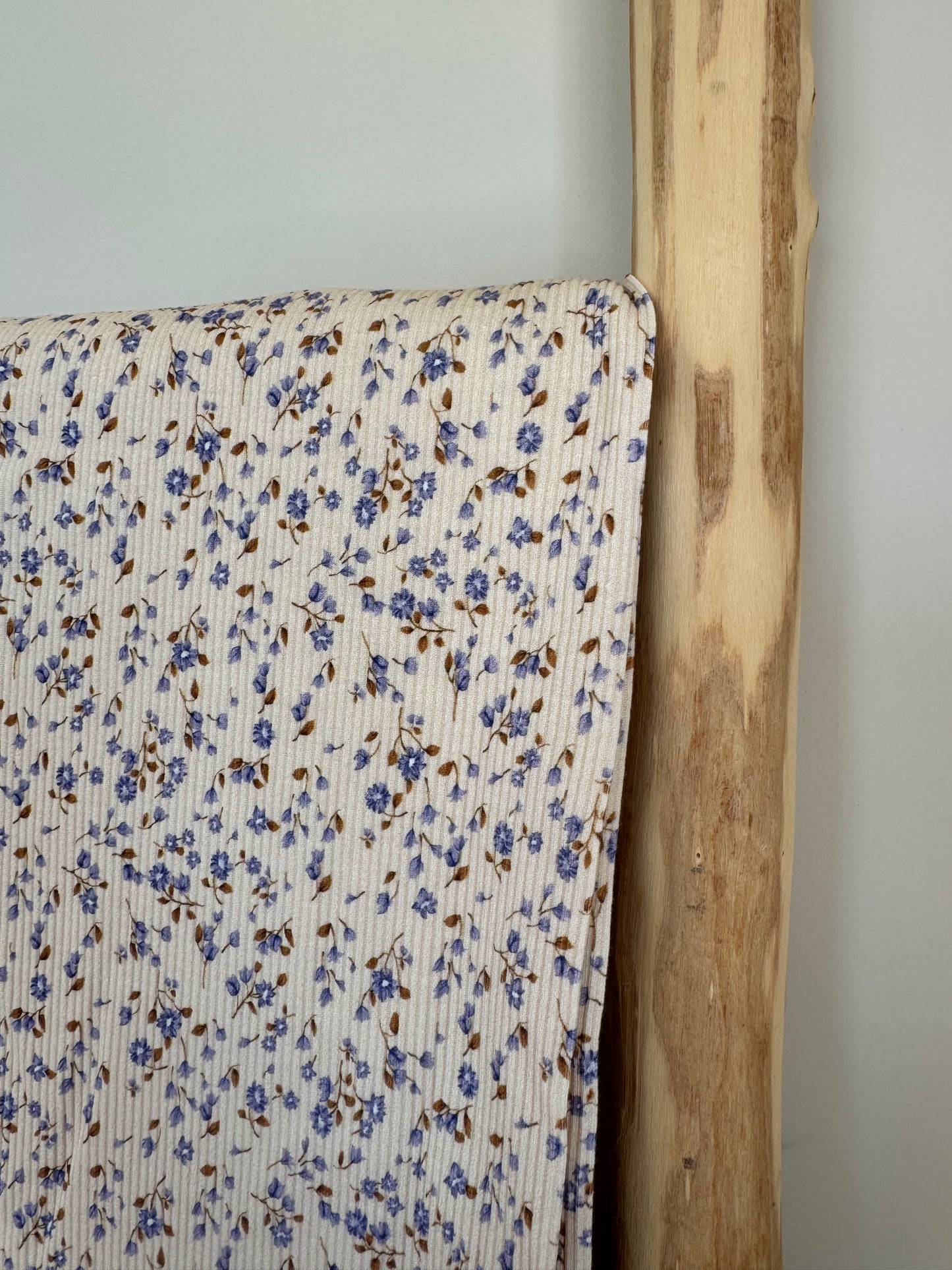 RIBTRICOT KLEINE BLAUWE BLOEMETJES