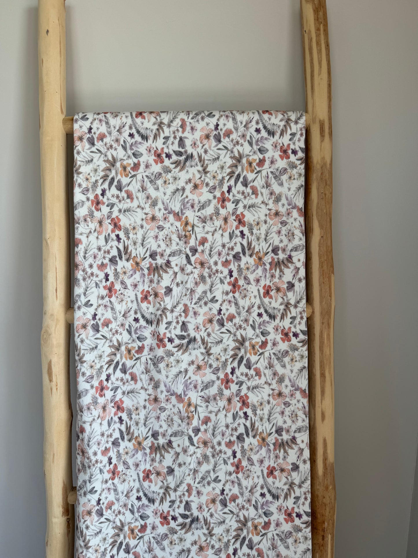 RIBTRICOT BLOEMEN GEBROKEN WIT