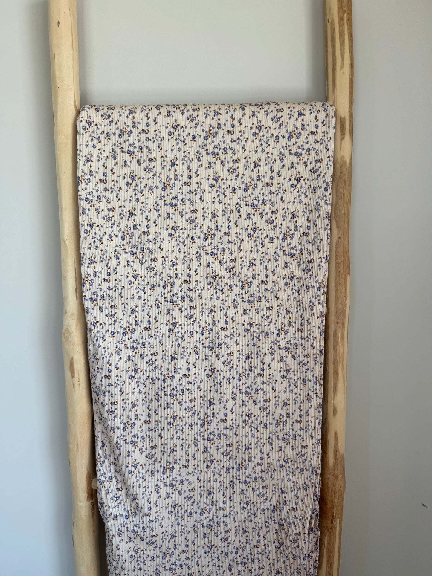 RIBTRICOT KLEINE BLAUWE BLOEMETJES