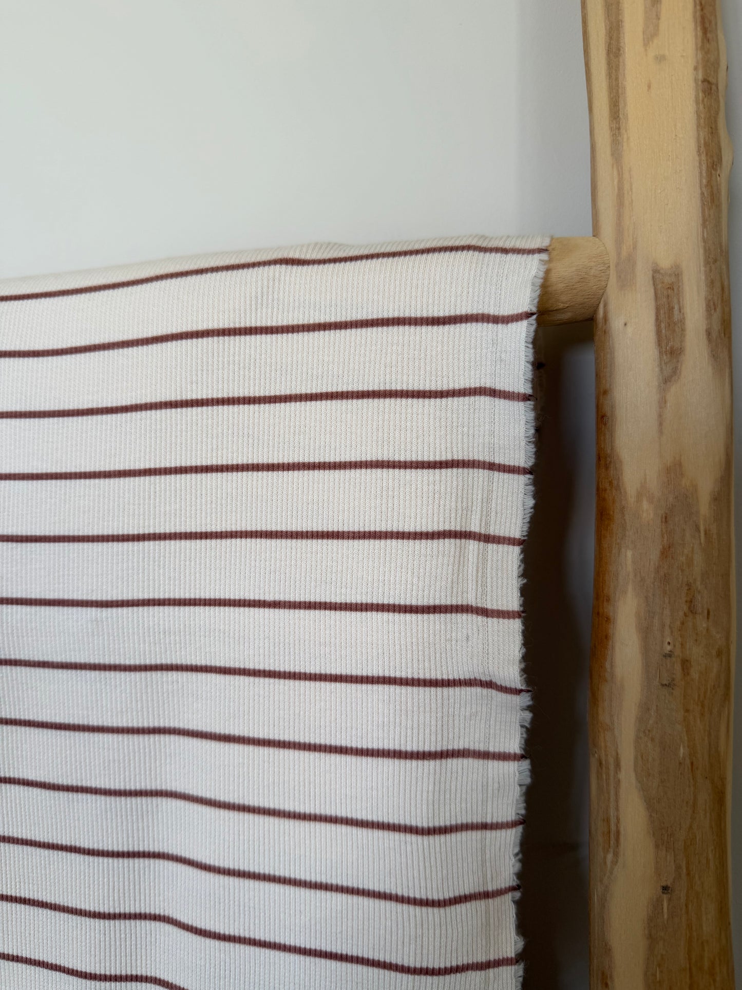 RIBTRICOT KLEIN STREEPJE BRUIN