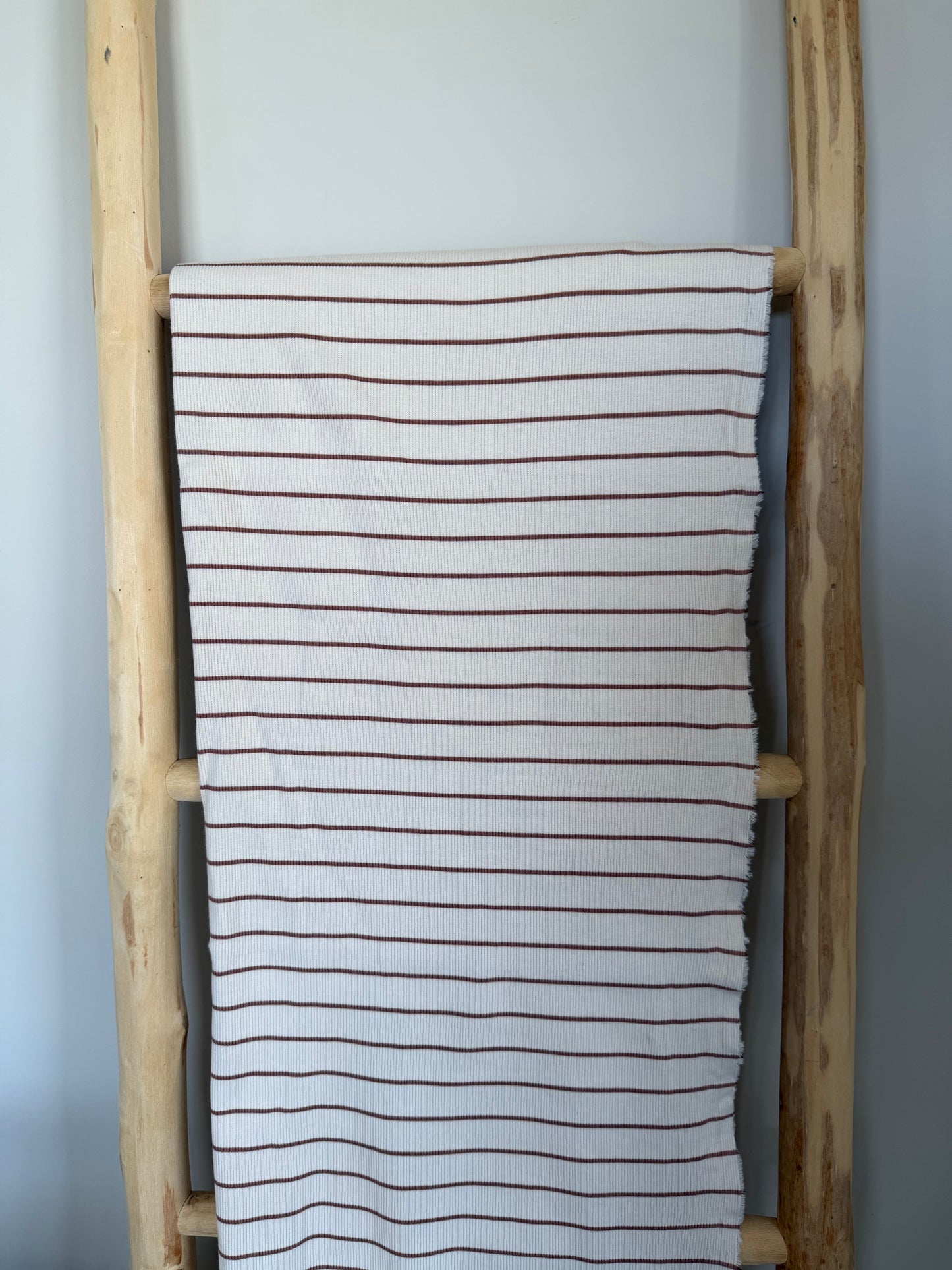 RIBTRICOT KLEIN STREEPJE BRUIN
