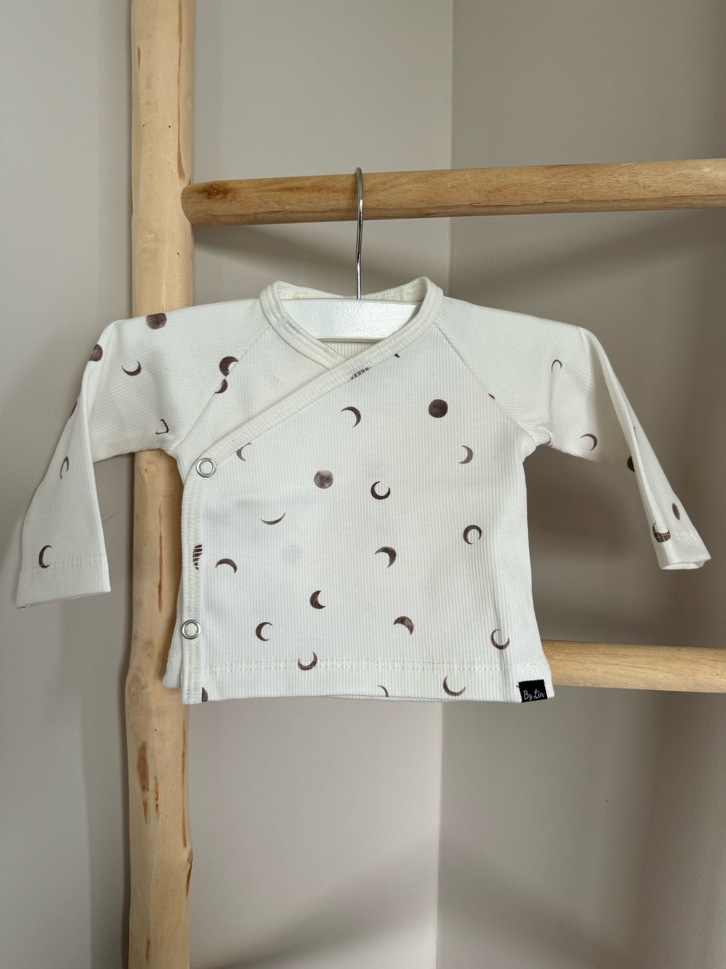 OVERSLAGSHIRTJE | Rib wit met maantjes