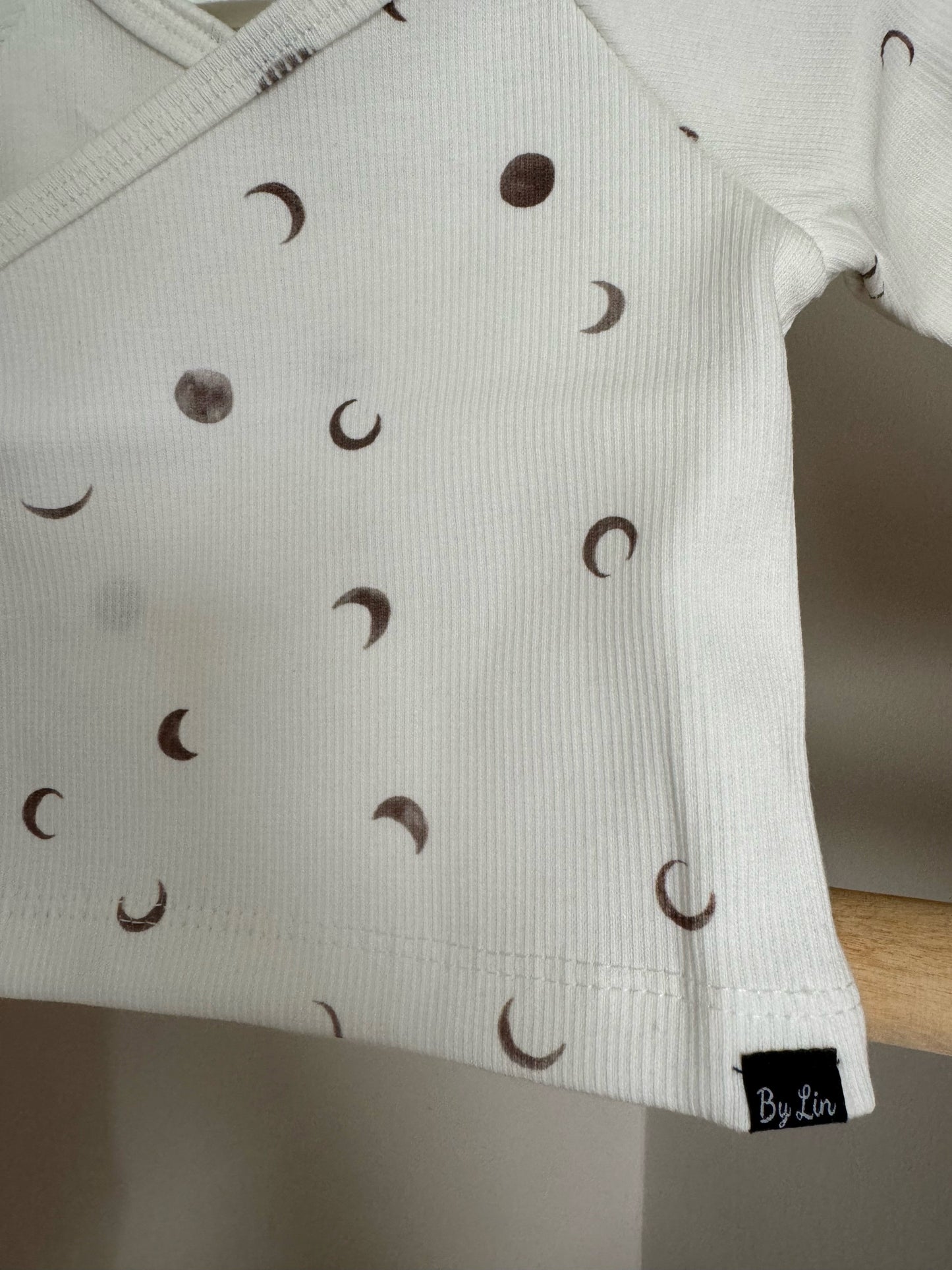 OVERSLAGSHIRTJE | Rib wit met maantjes